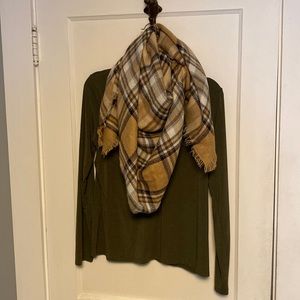 Like new condition blanket scarf